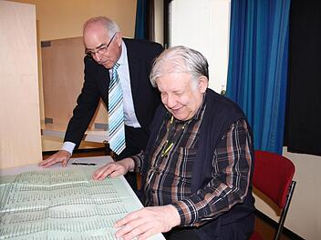 Herbert Wolfrum hilft dem blinden Manfred Zeisel beim Wählen. Alle Fotos: Pohl