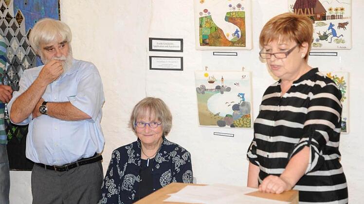 Annemarie Reiser-Meyerweissflog stellte die Künstlerin Anita Leutwiler (Mitte) vor. Links ihr Mann Professor Heinz Leutwiler. Foto: Gerold Snater