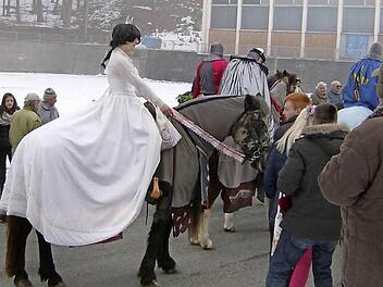 Winterlich weiß und entsprechend kalt war es beim Umzug in Hiltpoltstein. Der guten Stimmung unter den Narren tat das selbstverständlich keinen Abbruch. Fotos: Malbrich