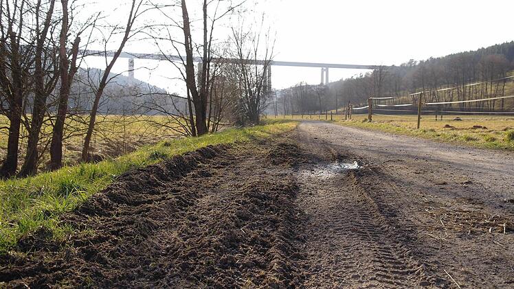 Da Traktoren den Schlaglöchern ausweichen, verbreitert sich der Feldweg entlang der kleinen Sinn in Richtung Autobahnbrücke.  Foto: Elm