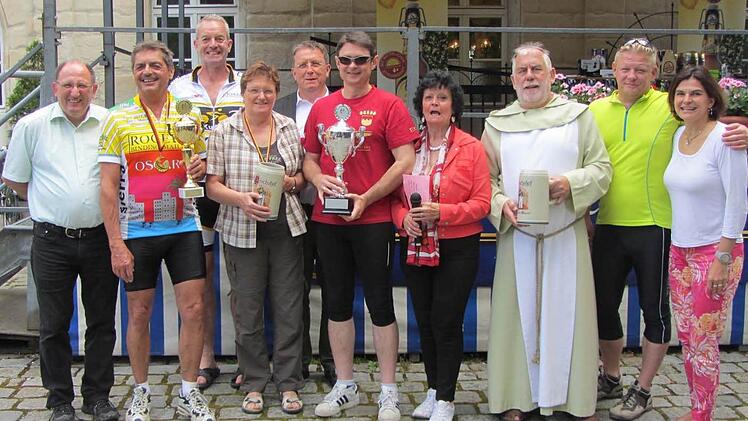 Auszeichnung für stärksten Gruppen - von links: ATS-Radrennsportabteilungsleiter Matthias Kraft, Manfred Motschenbacher (Naturfreunde Kulmbach), Stadtrat Alexander Meile, Monika Jahreis (Radsportfreunde Jahreis), OB Henry Schramm, Oliver Lange (Rote Kastanie), ATS-Vorsitzende Heidesuse Wagner, Mönch Dieter Zimmermann, 3. Bürgermeister Franz Wilzok und Claudia Kollerer, Mönchshof.  Foto: Hermann Müller