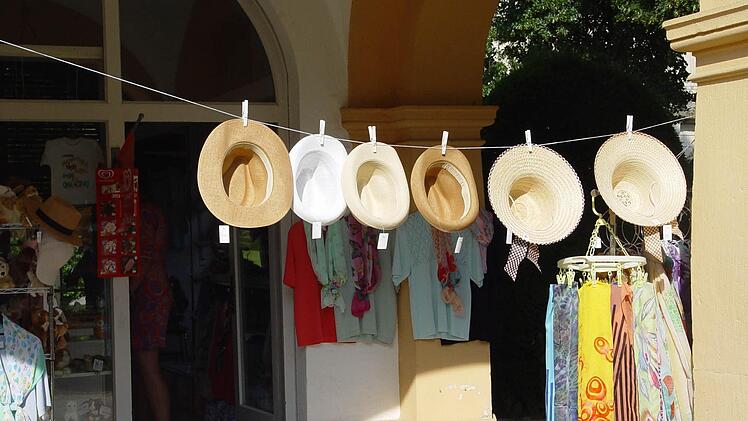 Sonnenschutz für den Kopf im Angebot - passt. Foto: Brigitta Kempe-Wolf