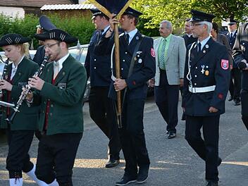 Bisher mussten die Feuerwehrvereine im Markt Burkardroth die Ausgehuniformen zu 100 Prozent selbst finanzieren. In Zukunft übernimmt die Gemeinde zehn Prozent der Kosten.  Foto: Archiv/Björn Hein