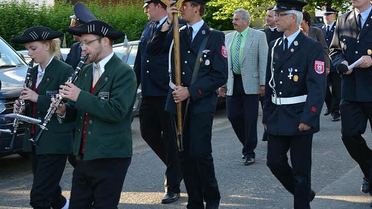 Bisher mussten die Feuerwehrvereine im Markt Burkardroth die Ausgehuniformen zu 100 Prozent selbst finanzieren. In Zukunft übernimmt die Gemeinde zehn Prozent der Kosten.  Foto: Archiv/Björn Hein