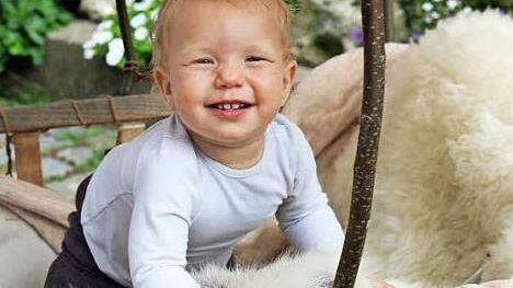 Die kanpp einj&auml;hrige Fiona hatte sichtlich Freude am Festzug. Foto: Sophie R&ouml;der