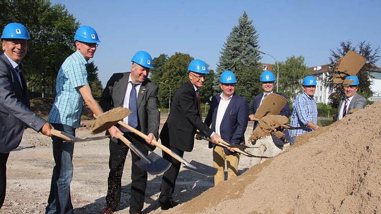 Blau behelmt nahmen den vor (von links): Karl Sporer von der Baufirma Schulz, Martin Lang vom Bauamt Ebern,Bürgermeister Jürgen Hennemann, Landrat Wilhelm Schneider, Staatssekretär Gerhard Eck, Manfred Rott vom Straßenbauamt, Bauleiter Winfried Lamberti und Planer Robert Männling von derFirma SAP.