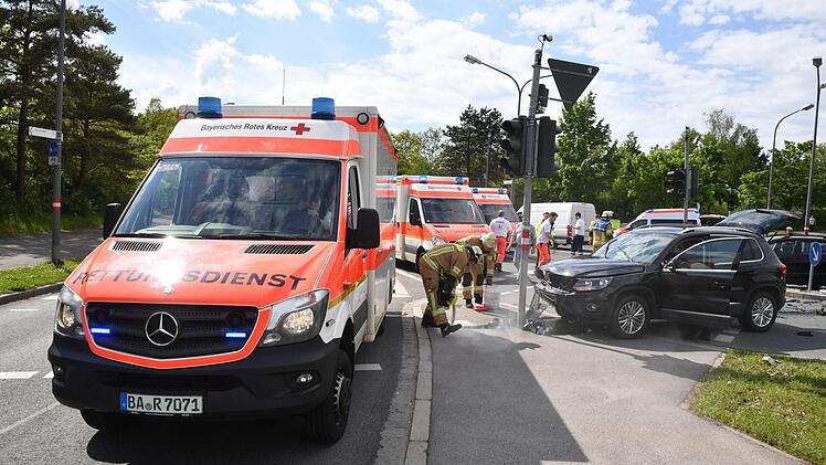 Nach einem schweren Unfall am Berliner Ring kam es am Montagnachmittag in Bamberg zu erheblichen Verkehrsbehinderungen. Foto: Ronald Rinklef