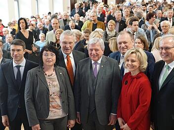 Volker Bouffier (Mitte) wurde gestern von der Spitze der CSU Erlangen und Erlangen-H&ouml;chstadt begr&uuml;&szlig;t. Von Links: Stefan M&uuml;ller, Ute Salzner, Joachim Herrmann, Walter Nussel, Alexandra Wunderlich und Bezirkstagspr&auml;sident Richard Bartsch. Fotos: Pascale Ferry