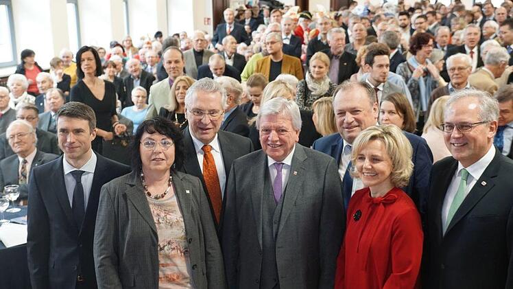 Volker Bouffier (Mitte) wurde gestern von der Spitze der CSU Erlangen und Erlangen-H&ouml;chstadt begr&uuml;&szlig;t. Von Links: Stefan M&uuml;ller, Ute Salzner, Joachim Herrmann, Walter Nussel, Alexandra Wunderlich und Bezirkstagspr&auml;sident Richard Bartsch. Fotos: Pascale Ferry