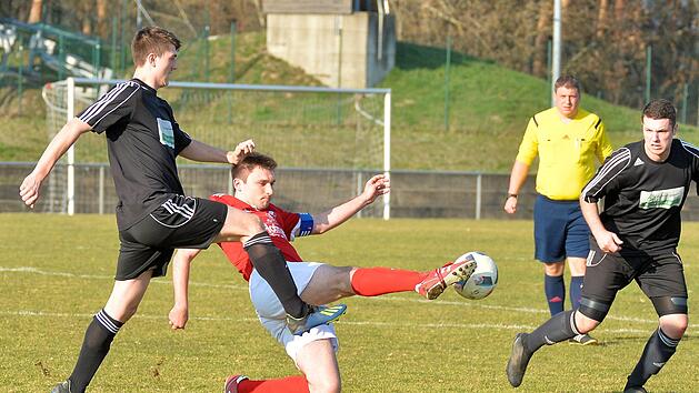 Da konnten sich die Spieler des SC Aurachtal-Münchaurach (in Rot) noch so sehr strecken: Der Sieg ging an den TSV Vestenbergsgreuth.  Foto: Picturedreams