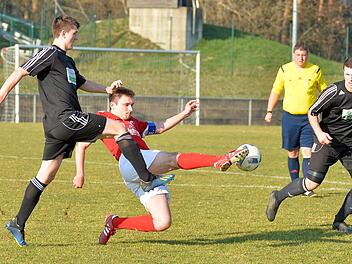 Da konnten sich die Spieler des SC Aurachtal-Münchaurach (in Rot) noch so sehr strecken: Der Sieg ging an den TSV Vestenbergsgreuth.  Foto: Picturedreams