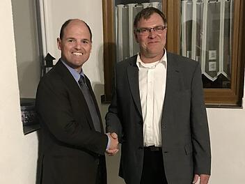 MdL Michael Hofmann (l.), der  die Wahl durchführte, gratuliert dem  Bürgermeisterkandidaten Edmund Ulm. Foto: privat