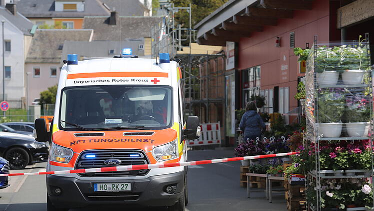 Selbitz: Frau rast mit Auto in Rewe-Blumenregal - Angestellte und Kundin kommen in Klinik