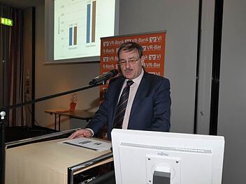 Bernd Ehrlicher präsentierte die Zahlen. Fotos: Roland Meister