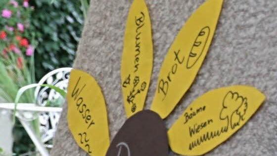 Eine Sonnenblume, die bis in den Himmel wachsen soll, gestalteten jüngere Kinder beim Festgottesdienst im Zelt am Feuerwehrgerätehaus in Unterpreppach. Foto: Helmut Will