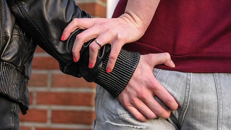 Ein Mann aus dem Landkreis Bad Kissingen soll zwischen 2009 und 2013 fünf junge Frauen sexuell belästigt haben. Er steht derzeit vor Gericht. Symbolfoto: Christopher Schulz