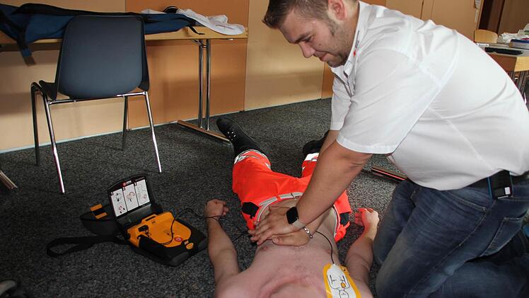 Sebastian Blasczyk ist Lehrrettungsassistent und hat schon ein Dutzend Menschen wieder zurück ins Leben geführt. Aber auch Laien könnten viel bewirken. Sie müssten sich nur trauen.  Fotos: Andreas Schmitt