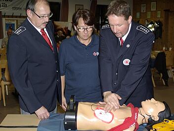 Robert Weber, Jutta Göbel und Thomas Menz (von links) demonstrieren wie ein Elektroschock-Defibrillator einzusetzen ist. Foto: Winfried Ehlling