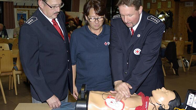 Robert Weber, Jutta Göbel und Thomas Menz (von links) demonstrieren wie ein Elektroschock-Defibrillator einzusetzen ist. Foto: Winfried Ehlling