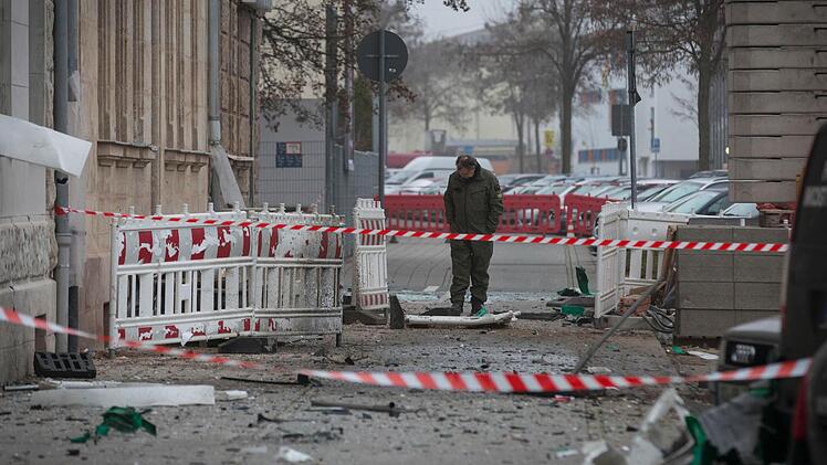 In der Fürther Südstadt ist in der Nacht zum Sonntag (18.12.2016) eine Baustellentoilette explodiert. Fensterscheiben gingen zu Bruch, Autos wurden beschädigt. Die Kripo und auch das LKA ermitteln. Foto: News5/Weier