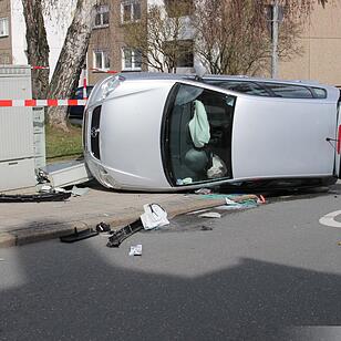 Beim Abbiegen kollidiert: Auto landet auf der Seite