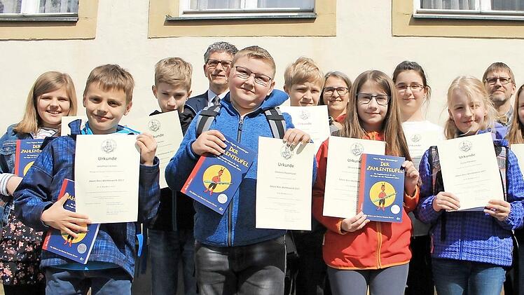 Die zehn Sieger des Adam-Ries-Wettbewerbs 2017 in Oberfranken. Foto: Dominic Buckreus