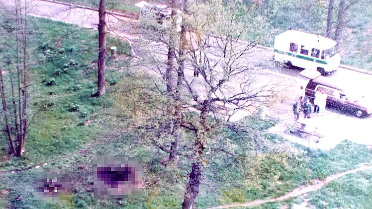 In der Wiese neben dem Parkplatz "Breslau", heute "Weißer Graben" an der A3 nahe Erlangen, liegen die von der Redaktion unkenntlich gemachten Toten.  Foto: Helmut Reister