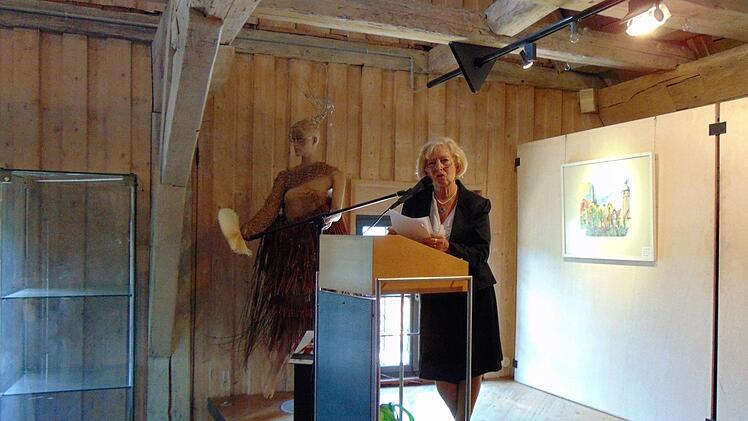 Christel Gollner, Gründerin der Malertage, bei der Eröffnungsrede Foto: Birgit Kunig