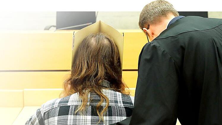 Sechs junge Menschen starben in Arnstein in einer Gartenlaube - hier die Absperrung des Tatorts. Der Vater von zwei der toten Jugendlichen wurde gestern zu einer Bew&auml;hrungsstrafe verurteilt.  Foto: Daniel KarmannArchiv-dpa