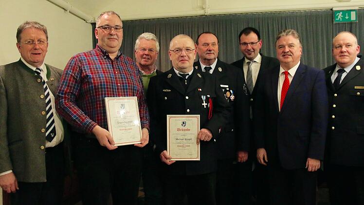 J&uuml;rgen Geuther (Zweiter von links) und Michael Weigel (Vierter von links) wurden f&uuml;r 30-j&auml;hrige Treue geehrt. Foto: Adriane Lochner