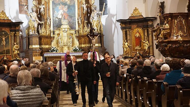 Ein weiterer kleiner Umzug führte auf die Empore, wo die Orgel geweiht wurde. Foto: Tina Meier
