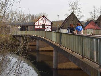 Die Rodachbrücke in Marktzeuln wird ab 30. April saniert und dafür die Ortsdurchfahrt gesperrt. Foto: Andreas Welz