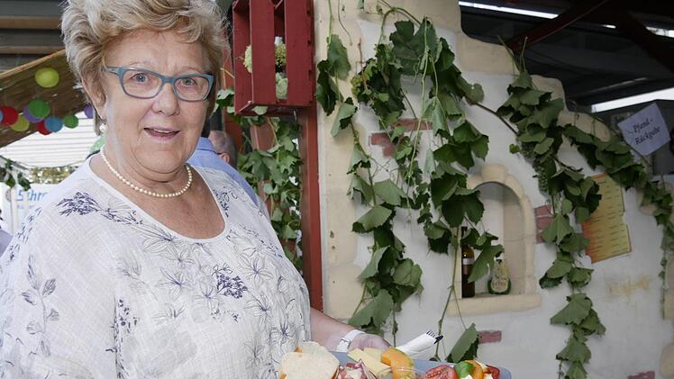 Stadträtin Gerlinde Deutsch zeigte sich vom kulinarischen Weinfestgenuss begeistert. Solche Köstlichkeiten waren schließlich nicht auf allen Sommerfesten zu finden, wohl aber in Fürth am Berg. Foto: Manja von Nida