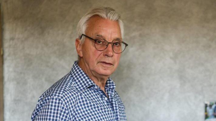"Wir Transplantierten haben die Niere hier vorn in der Leistengegend", erklärt Gerhard Schröck  Foto: Barbara Herbst