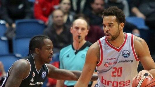 Elias Harris (rechts), hier gegen den sp&auml;ter disqualifizierten J'Covan Brown, &uuml;berzeugte mit 15 Punkten und vier Rebounds in nur 17 Minuten Einsatzzeit.  Foto: Basketball-Champions-League