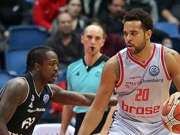 Elias Harris (rechts), hier gegen den später disqualifizierten J'Covan Brown, überzeugte mit 15 Punkten und vier Rebounds in nur 17 Minuten Einsatzzeit.  Foto: Basketball-Champions-League