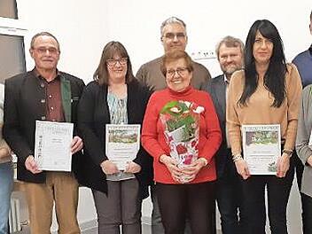 Ehrungen und Neuwahlen gab es beim Garten- und Ortsverschönerungsverein Guttenberg. Unser Bild zeigt (von links) Erika Böhnke, Bürgermeister Eugen Hain, Karoline Wirth, Matthias Wirth, Margarete Friedrich, Kreisfachberater Friedhelm Haun, Stefanie Meister, Vorsitzenden Karlheinz Witzgall und Lore Zeitler. Foto: kpw
