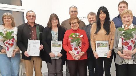Ehrungen und Neuwahlen gab es beim Garten- und Ortsverschönerungsverein Guttenberg. Unser Bild zeigt (von links) Erika Böhnke, Bürgermeister Eugen Hain, Karoline Wirth, Matthias Wirth, Margarete Friedrich, Kreisfachberater Friedhelm Haun, Stefanie Meister, Vorsitzenden Karlheinz Witzgall und Lore Zeitler. Foto: kpw