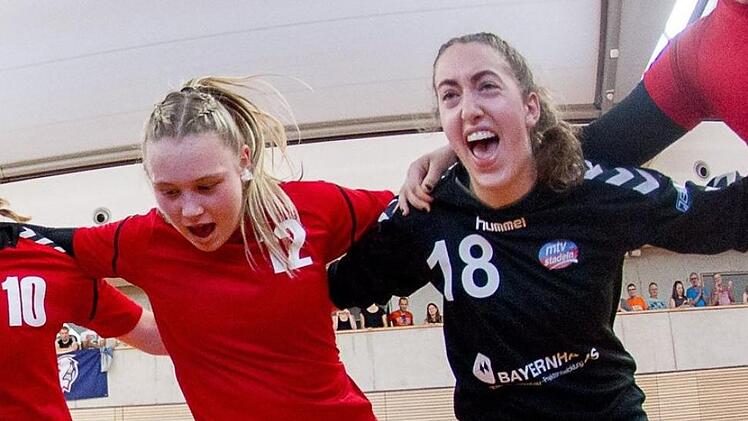 Cecilia Stierstorfer (re.) wechselte nach der Winterpause vom MTV Stadeln, wo sie kaum zum Einsatz kam, zum HC Forchheim, der die Ausfälle von gleich zwei Torhüterinnen zu verkraften hat. Foto: Archiv/Sportfoto Zink