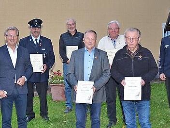 Ehrungen f&uuml;r langj&auml;hrige Mitgliedschaft in der FF Haig: Mit im Bild (von links) Landratsstellvertreter Gerhard Wunder, B&uuml;rgermeister Rainer Detsch, von rechts Benedikt Zehnter (Erster Vorsitzender) und Georg Gremer (Erster Kommandant)