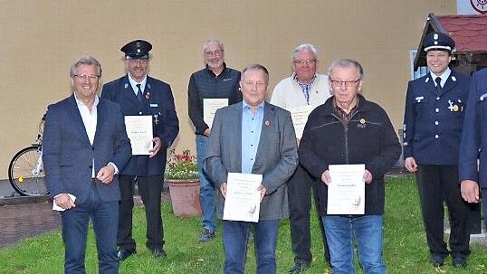 Ehrungen f&uuml;r langj&auml;hrige Mitgliedschaft in der FF Haig: Mit im Bild (von links) Landratsstellvertreter Gerhard Wunder, B&uuml;rgermeister Rainer Detsch, von rechts Benedikt Zehnter (Erster Vorsitzender) und Georg Gremer (Erster Kommandant)