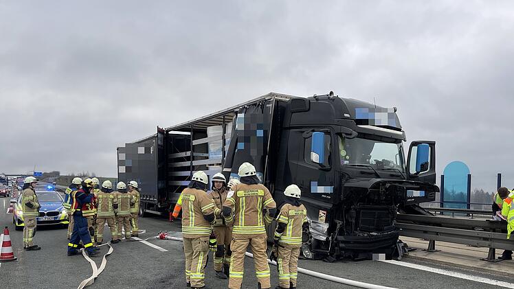 Nach medizinischem Notfall: Lkw-Fahrer prallt mehrfach gegen Mittelleitplanke