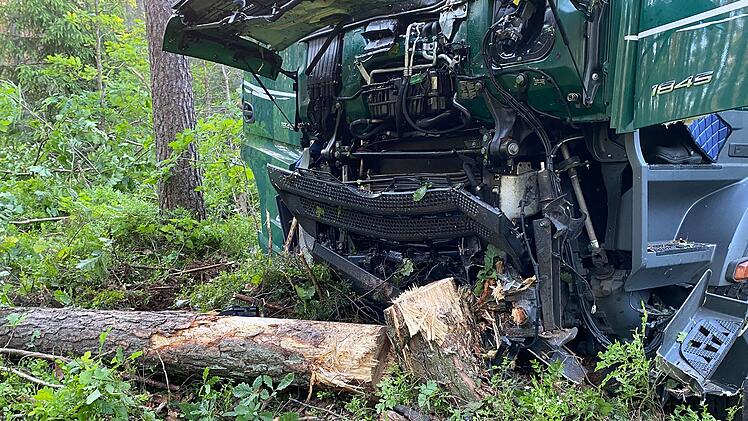 Bergung in Waldstück bei Roth: Lkw prallt gegen mehrere Bäume - Fahrer verletzt