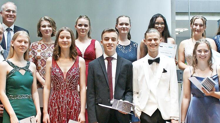 Zum Gruppenbild stellten sich auf: die Absolventinnen und Absolventen mit einem &bdquo;echten&ldquo; Einser-Schnitt, also einem Gesamtschnitt von unter 1,50 &ndash; zusammen mit den Ehreng&auml;sten (stellvertretender Landrat Martin Oberle, B&uuml;rgermeister Gerald Brehm, d...