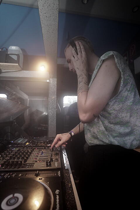 Party im Zug - Raver*innen tanzen zu Techno-Beats