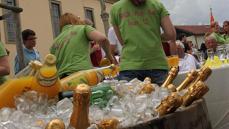 Beim Empfang auf dem Rathausplatz gab's ein Schlückchen zum Anwärmen. Alle Fotos: Brigitte Krause