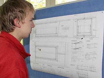 Marco Wening aus Weidenberg studiert die Vorgaben, ehe er zum  Holz und Werkzeug greift. Foto: Ralf Kestel