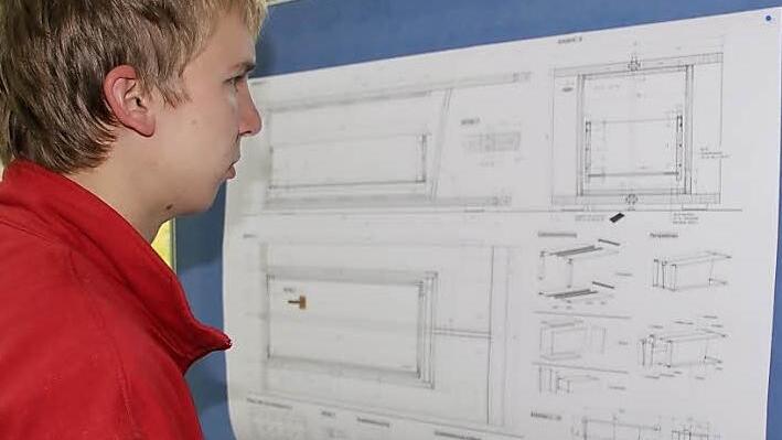 Marco Wening aus Weidenberg studiert die Vorgaben, ehe er zum  Holz und Werkzeug greift. Foto: Ralf Kestel