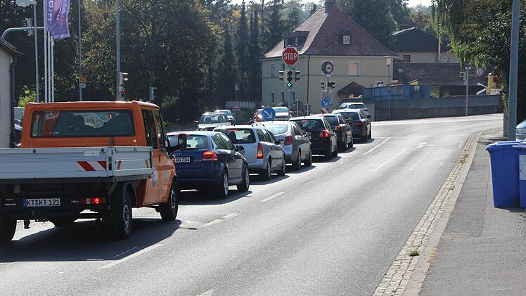 Größtes Problem: Die Linksabbieger von der Siegfried-Wilke-Straße in die B8 kommen nur ganz langsam voran.