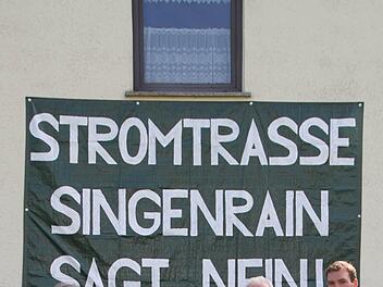 Wollen eine Bürgerinitiative gründen: Sigrun Morshäuser, Monika und Alfred Karges mit Enkel Yannick und Sohn Florian. Foto: Ulrike Müller